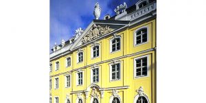 Malerarbeiten Denkmalpflege von Malerbetrieb Schiffert gelber Außenputz mit weißer Fassadenverzierung
